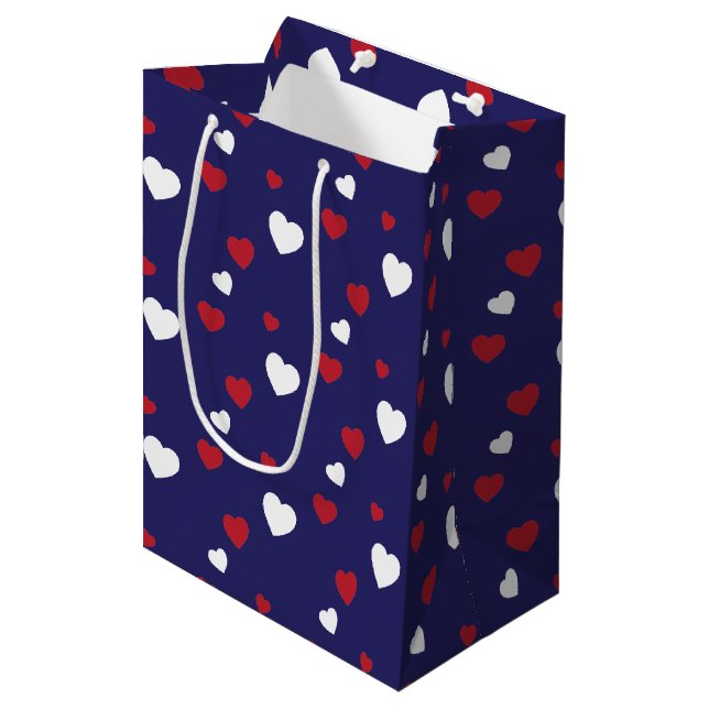Muster für rote, weiße, blaue Herzen Mittlere Geschenktüte (Vorderseite Schrägansicht)