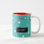 Muster für Zahnarztwerkzeuge | Individuelle Name Zweifarbige Tasse<br><div class="desc">Kaffeemaschine mit bezauberndem Zahnarztmuster mit Instrumenten, Zähnen, Zahnbürsten und Zahnpasta... ... ... ... ... ... ... ... ... ... ... ... ... ... ... ... ... ... ... ... ... ... ... ... ... ... ... ... ... ... ... ... ... ... ... ... ... ... ... ... ... ......</div>