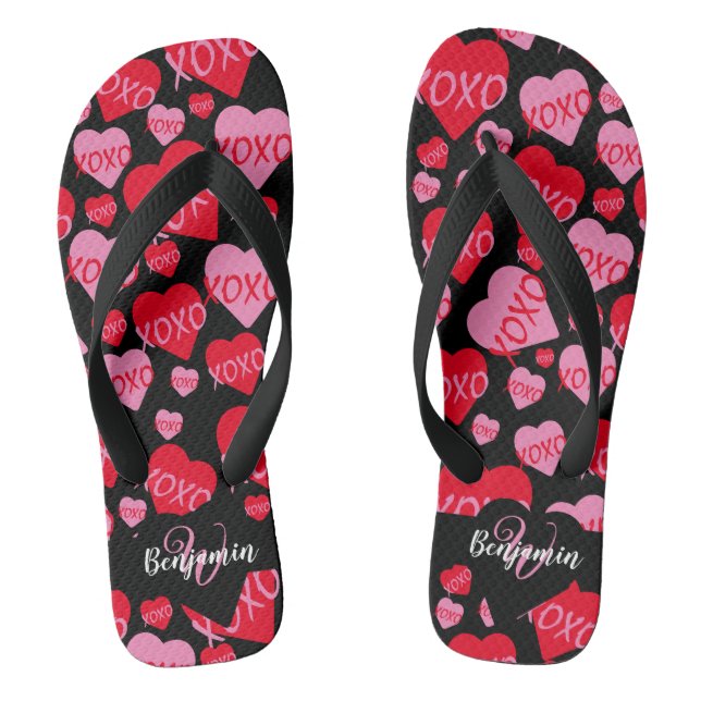 Muster Herz XOXO Liebe Rosa Schwarzes Monogramm Flip Flops (Fußbett)