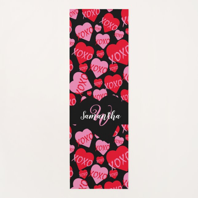 Muster Herz XOXO Liebe Rosa Schwarzes Monogramm Yogamatte (Vorderseite)