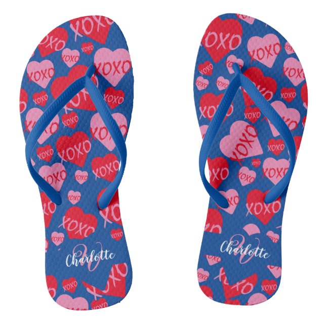 Muster Herz XOXO Liebe Rot Rosa Blau Monogramm Flip Flops (Fußbett)