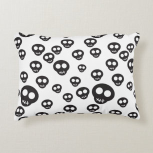 Muster mit den schwarzen Schädeln auf Weiß Dekokissen