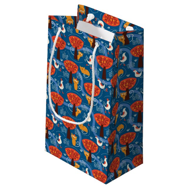 Muster mit niedlichen Katzen und Vögeln Kleine Geschenktüte (Rückseite Schrägansicht)