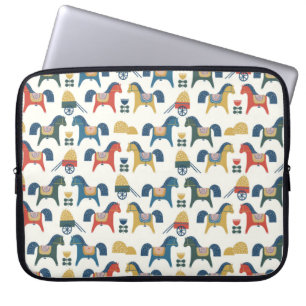 Muster mit Pferden, die von skandinavischer Kunst Laptopschutzhülle