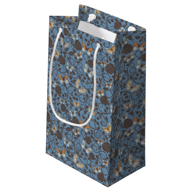 Muster mit Rosen und Schmetterling Kleine Geschenktüte (Rückseite Schrägansicht)