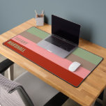 Muster Name des Musters für das Muster grün braun  Schreibtischunterlage<br><div class="desc">Erweitern Sie Ihren Arbeitsbereich mit der Schreibtischmatte für die Muster Grün, Braun, Rosa und Rot Streifen. Dieses elegante gestreifte Design in warmen und erdigen Tönen verleiht Ihrem Schreibtisch eine moderne und personalisierte Touch. Ideal für Zuhause-Büros, Studienzentren oder Workstations, bietet es eine glatte Oberfläche zum Schreiben und Bewegen der Maus bei...</div>