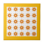Muster Orange & Gelbe Sternexplosion Mitte des Jah Fliese<br><div class="desc">Modernes, inspiriertes Design aus der Mitte des Jahrhunderts mit Vintagen Retro-Orange-Sternexplosionen auf weißem Hintergrund, gerahmt in hellgelb. Einfaches, sauberes modernes Design. Ein Entwurf einer koordinierenden Sammlung. Erstellen Sie Ihr eigenes benutzerdefiniertes Muster, indem Sie ein neues Bild hochladen, oder wenden Sie sich mit der Schaltfläche "Nachricht" an den Designer, um Hilfe...</div>