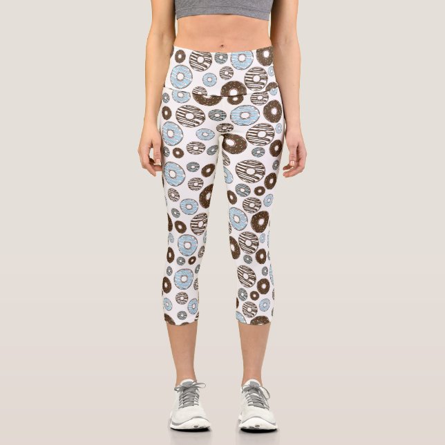Muster von Donuts, blauen Donuts, braunen Donuts Capri Leggings (Vorderseite)
