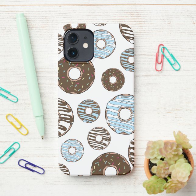 Muster von Donuts, blauen Donuts, braunen Donuts iPhone 12 Hülle (Auf dem Schreibtisch)