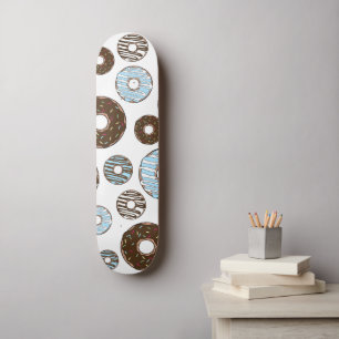 Muster von Donuts, blauen Donuts, braunen Donuts Skateboard