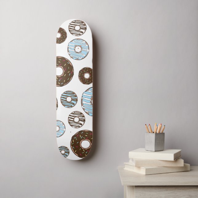 Muster von Donuts, blauen Donuts, braunen Donuts Skateboard (Wandkunst)
