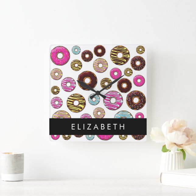Muster von Donuts, farbenfrohe Donuts, Ihr Name Quadratische Wanduhr (Zuhause)