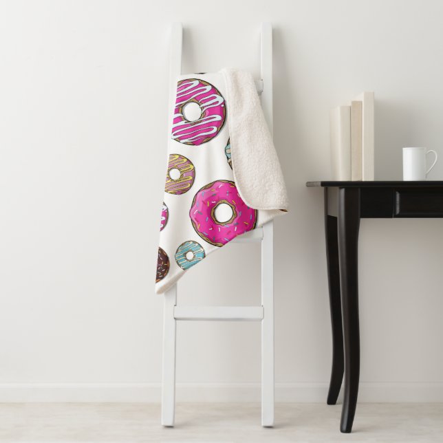 Muster von Donuts, farbenfrohe Donuts, Sprinklen Sherpadecke (Beispiel)