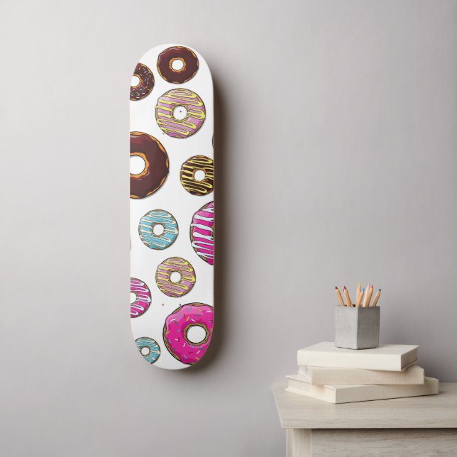 Muster von Donuts, farbenfrohe Donuts, Sprinklen Skateboard (Wandkunst)