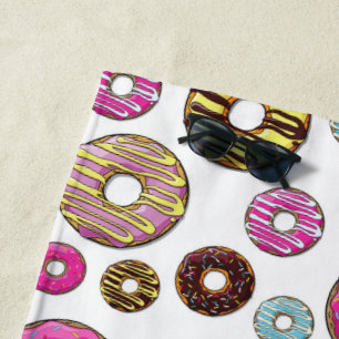 Muster von Donuts, farbenfrohe Donuts, Sprinklen Strandtuch
