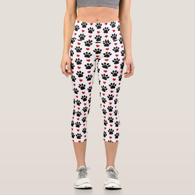 Muster von Paws, Hundepfägen, schwarzen Paws, rote Capri Leggings (Vorderseite)