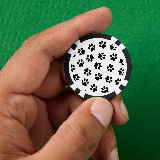 Muster von Pfoten, Hundeschäften, schwarzen Pfoten Pokerchips (Hand)