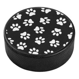 Muster von Pfoten, Hundeschäften, weißen Pfoten Eishockey Puck