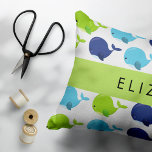 Muster von Walen, Niedlichen Walen, Ihr Name Haustierbett<br><div class="desc">Niedliche,  lustige und bezaubernde Muster mit blauen und grünen Walen. Modernes und trendiges Geschenk,  perfekt für den Walliebhaber in Ihrem Leben. Personalisieren Sie diese durch Hinzufügen von Namen,  Spitznamen,  Monogramm oder Initialen.</div>