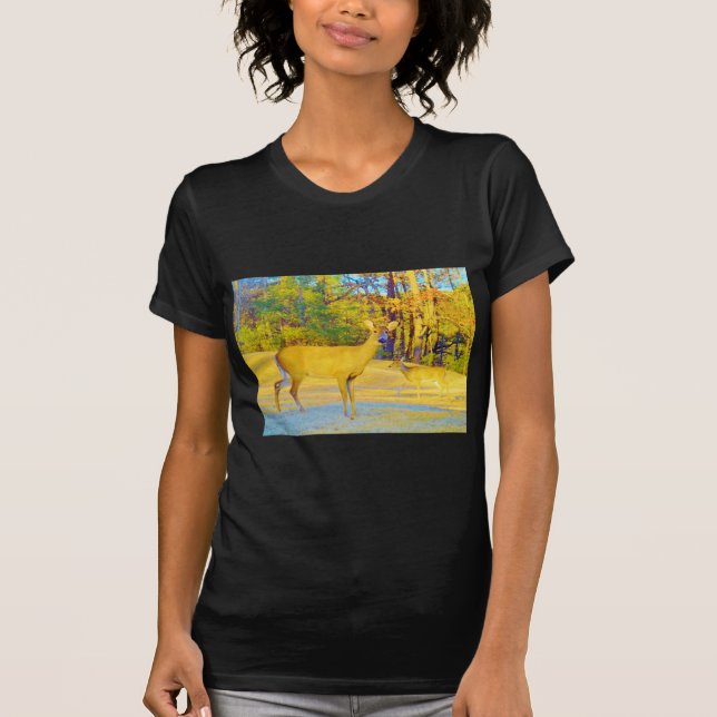 Musturd Colored Deer mit hellblau T-Shirt (Vorderseite)
