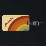 Mute Retro Layered Groovy Rainbow Name Gepäckanhänger<br><div class="desc">Retro Regenbogendesign. Regenbogenschichten in gedämpften Farben,  orange,  rot und grün. Groovy Retro 70er Regenbogengeschenke,  Wohngestaltung.</div>