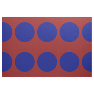 Mutige blaue Tupfen auf dunkelrotem geometrischem Stoff