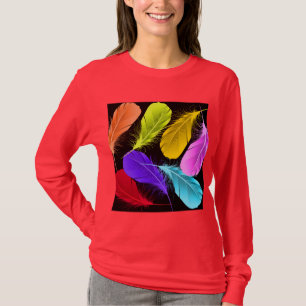 Mutige klare wilde farbige Federn auf Schwarzem T-Shirt