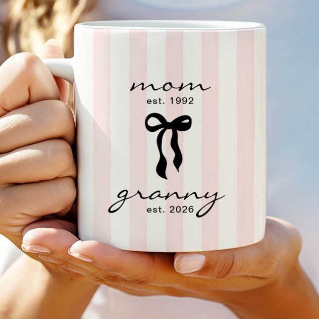 Mutter an Oma Est Tasse mit Schleife (Von Creator hochgeladen)