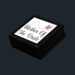 Mutter der Braut-Hochzeits-Andenken-Geschenkboxen Erinnerungskiste<br><div class="desc">Reizender rosa Schmetterling für Ihre Brautpartymitglieder kommt auf diese Mutter des Brauthochzeitsandenken-Schmuckkastens.  Fliesen- und Holzkasten wird gezeichnet und Raum für Hochzeitstagmementos,  ein spezielles Geschenk oder Schmuckeinzelteil hat.  Sie wird Liebe dieses einzigartige Geschenk an einem Brautparty,  Probenabendessen oder als danken Sie für Sein ein Teil Ihres wichtigsten Tages!</div>
