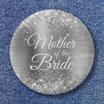 Mutter der Bride Glittery Silberfolie Button<br><div class="desc">Eine geisterhafte Glam-Taste für die Mutter der Braut. Alle modernen,  eleganten Kalligrafiettexte sind anpassbar. Im Hintergrund sind Imitate silberne Folie mit funkelnd Imitat Glitzer. Diese Digitalelemente drucken wie ein Foto.</div>