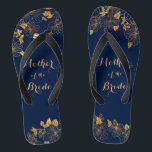 Mutter der Bride Gold Foliage Navy Blue Flip Flops<br><div class="desc">Diese wunderschöne Mutter der Bride gold foliage blau flip Flops haben einen dunkelblauen Hintergrund, der mit einem faszinierenden goldenen Blumenmuster und individualisierbaren modernen Typografie geschmückt ist. Die Kombination der reichen Marine mit dem schimmernden Gold schaffen eine elegante und luxuriöse Ästhetik. Es ist ein schönes Geschenk für Ihr Brautparty. Anzeigen der...</div>