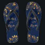 Mutter der Bride Gold Foliage Navy Blue Flip Flops<br><div class="desc">Diese wunderschöne Mutter der Bride gold foliage blau flip Flops haben einen dunkelblauen Hintergrund, der mit einem faszinierenden goldenen Blumenmuster und individualisierbaren modernen Typografie geschmückt ist. Die Kombination der reichen Marine mit dem schimmernden Gold schaffen eine elegante und luxuriöse Ästhetik. Es ist ein schönes Geschenk für Ihr Brautparty. Anzeigen der...</div>
