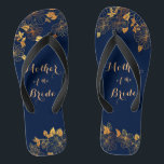 Mutter der Bride Gold Foliage Navy Blue Flip Flops<br><div class="desc">Diese wunderschöne Mutter der Bride gold foliage blau flip Flops haben einen dunkelblauen Hintergrund, der mit einem faszinierenden goldenen Blumenmuster und individualisierbaren modernen Typografie geschmückt ist. Die Kombination der reichen Marine mit dem schimmernden Gold schaffen eine elegante und luxuriöse Ästhetik. Es ist ein schönes Geschenk für Ihr Brautparty. Anzeigen der...</div>