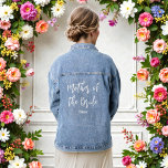 Mutter der Bride Hochzeitschrift White Script Jeansjacke<br><div class="desc">Mutter der Braut Hochzeit Denim Jacket in weißem Script. Gut für Hochzeiten,  Brautparty,  Bachelor Party Probe Dinner. Karo mehr Produkte mit diesem Design in der Kollektion unten.</div>