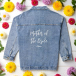 Mutter der Bride Hochzeitschrift White Script Jeansjacke<br><div class="desc">Mutter der Braut Hochzeit Denim Jacket in weißem Script. Gut für Hochzeiten,  Brautparty,  Bachelor Party Probe Dinner. Karo mehr Produkte mit diesem Design in der Kollektion unten.</div>