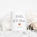 Mutter des Bräutigams | Trendy Script und Herz Kaffeetasse<br><div class="desc">Diese hübsche,  stilvolle Tasse für die Bräutigam-Mutter verfügt über eine trendige,  handgeschriebene Schrift in schwarz,  mit einem kleinen Imitat Rose Gold Look Herz und ein Platz für ihren Namen.</div>