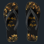 Mutter des Bride Black & Gold Foliage Musters Flip Flops<br><div class="desc">Diese wunderschöne Mutter der Bride Black and Gold Foliage Flip Flops besticht durch eine luxuriöse Schwarz-Gold-Palette mit einem atemberaubenden goldenen Blumenmuster und modernem Typografie-Set vor schwarzem Hintergrund, das Eleganz und Eleganz ausstrahlt. Es ist ein schönes Geschenk für Ihr Brautparty. Anzeigen der Auflistung auf dieser Seite, um passende Elemente zu finden....</div>