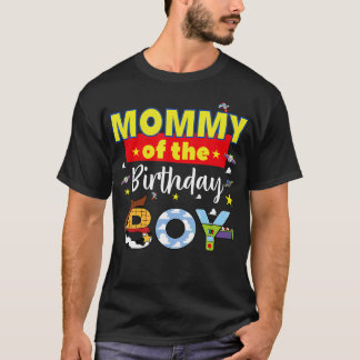 Mutter des Geburtstagspielzeugs, die mit Sto T-Shirt