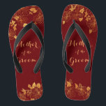 Mutter des Groom Dark Burgundy & Gold Foliage Flip Flops<br><div class="desc">Die Mutter der Groom Dark Burgundy & Gold Foliage Flip Flops haben einen dunkelburgundischen Hintergrund, der mit einem aufwändigen, goldblütengrünen Muster und einer individuell gestaltbaren modernen Typografie geschmückt ist. Die Kombination aus dem reichen Bordeaux und dem schimmernden Gold schaffen eine elegante und luxuriöse Ästhetik. Es ist ein schönes Geschenk für...</div>