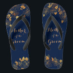 Mutter des Groom Gold Foliage Navy Blue Flip Flops<br><div class="desc">Die Mutter der Groom Gold Foliage Navy Blue Flip Flops haben einen reichen marinen Hintergrund, der mit einem aufwändigen goldenen Blumenmuster und einer anpassbaren modernen Typografie geschmückt ist. Die Kombination aus dunklem Marineblau und schimmerndem Gold schaffen eine elegante und luxuriöse Ästhetik. Es ist ein schönes Geschenk für Ihr Brautparty. Anzeigen...</div>