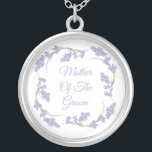 Mutter des Groom Lavender Floral Kranz Versilberte Kette<br><div class="desc">Mutter der Groom Lavender Floral Wreath Tote Tag</div>