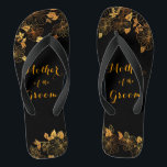 Mutter des Groom Luxury Black & Gold Foliage Flip Flops<br><div class="desc">Diese wunderschöne Mutter des Bräutigams Schwarz-Gold-Blätter Flip Flops bietet eine luxuriöse Schwarz-Gold-Palette, mit einem atemberaubenden goldenen Blumenmuster und modernen Typografie-Set vor einem schwarzen Hintergrund, die Eleganz und Eleganz. Es ist ein schönes Geschenk für Ihr Brautparty. Anzeigen der Auflistung auf dieser Seite, um passende Elemente zu finden. Staffel es mit deinen...</div>
