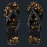Mutter des Groom Luxury Black & Gold Foliage Flip Flops<br><div class="desc">Diese wunderschöne Mutter des Bräutigams Schwarz-Gold-Blätter Flip Flops bietet eine luxuriöse Schwarz-Gold-Palette, mit einem atemberaubenden goldenen Blumenmuster und modernen Typografie-Set vor einem schwarzen Hintergrund, die Eleganz und Eleganz. Es ist ein schönes Geschenk für Ihr Brautparty. Anzeigen der Auflistung auf dieser Seite, um passende Elemente zu finden. Staffel es mit deinen...</div>