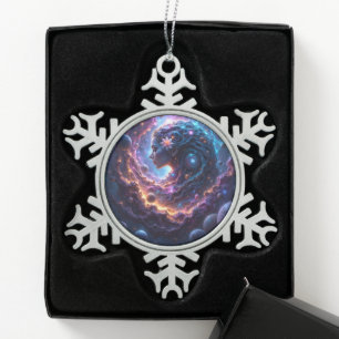 Mutter des Universums – Die die Sterne träumt. Schneeflocken Zinn-Ornament