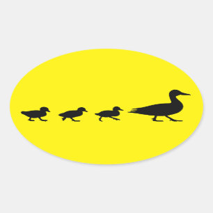 Mutter-Ente und Entlein in der Silhouette Ovaler Aufkleber