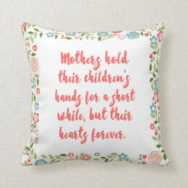 Mütter halten ihr Kinderzitat Kissen