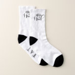 Mutter Hood Socks Socken<br><div class="desc">Mutter Hood SockenEin lustiges Paar weiße Socken,  Design Mutter Monogram und Name. Diese wurden auf der größeren Socke entworfen. Wenn Sie einen kleineren Sizer auswählen,  müssen die Designelemente möglicherweise geändert werden.</div>