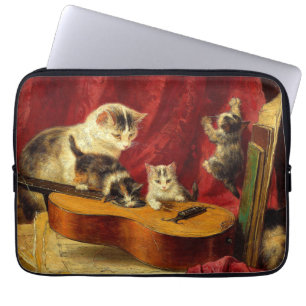 Mutter Katze und Kätzchen spielen mit Gitarre Laptopschutzhülle