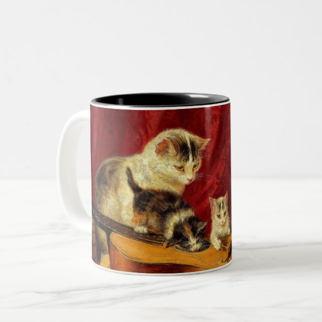 Mutter Katze und Kätzchen spielen mit Gitarre Zweifarbige Tasse (Vorderseite Links)