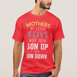 Mütter kleiner Jungen arbeiten von der Sonne auf b T-Shirt